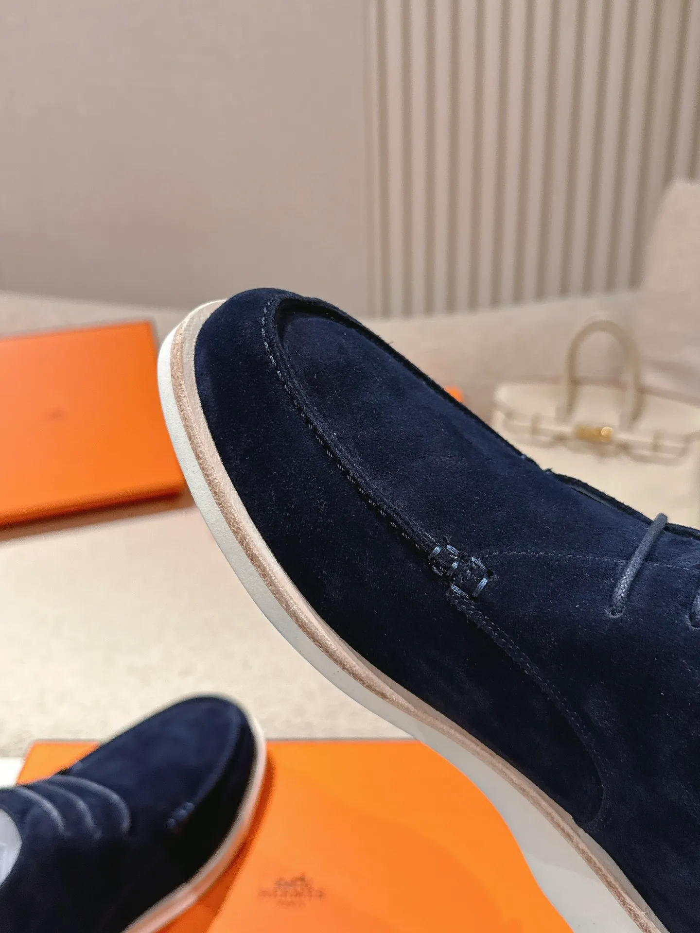 Men's Men's Shoes 660💰 Hermes men's size #26ss calfskin derby shoes, decorated with signature "H Diamant" details for a stylish and casual style. Fabric: Cow suede Lining: Mixed sheep lining Outsole: Genuine leather welt + original TPU Bottom thickness: 3CM Code number: 39-45 (customized at 46.47)